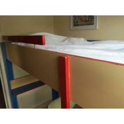 houten hoogslaper en bureau in 1