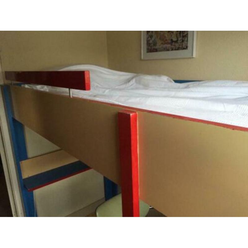 houten hoogslaper en bureau in 1