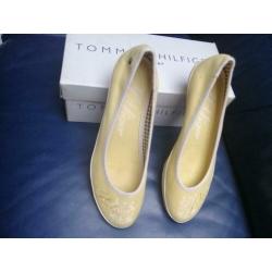 New Hilfiger Ladies 39 lemon pumps