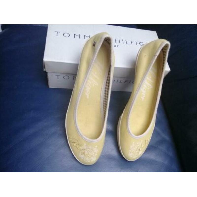 New Hilfiger Ladies 39 lemon pumps