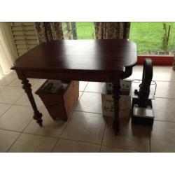 Mooie antieke France tafel met bolpoten