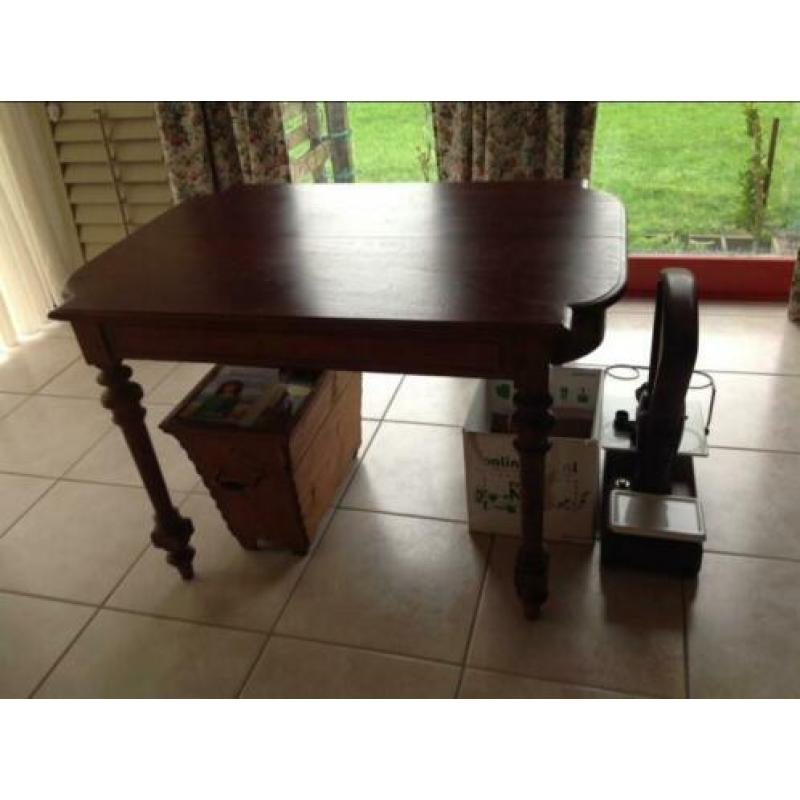 Mooie antieke France tafel met bolpoten