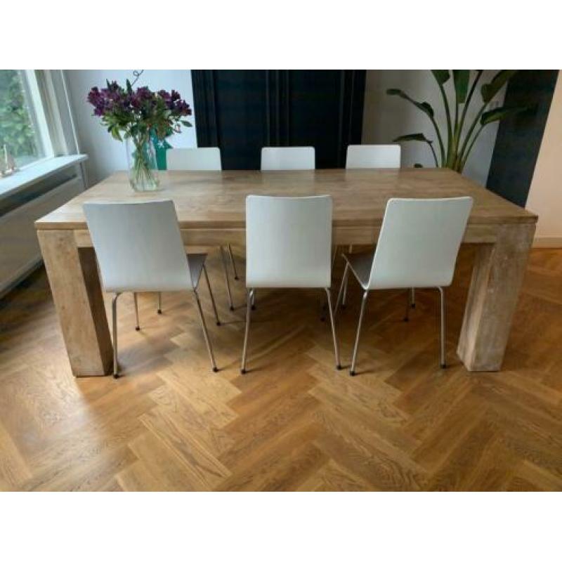 Zes nette witte houten eetkamerstoelen