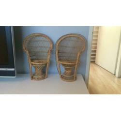 19 poppen, kinderwagen, stoeltjes, standaards, bankjes