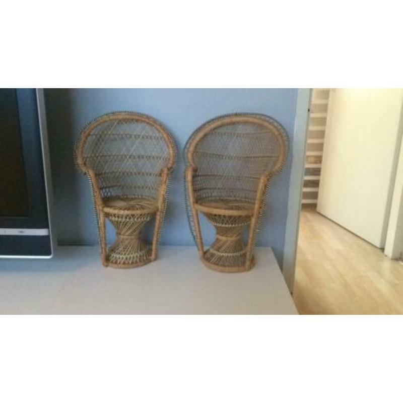 19 poppen, kinderwagen, stoeltjes, standaards, bankjes