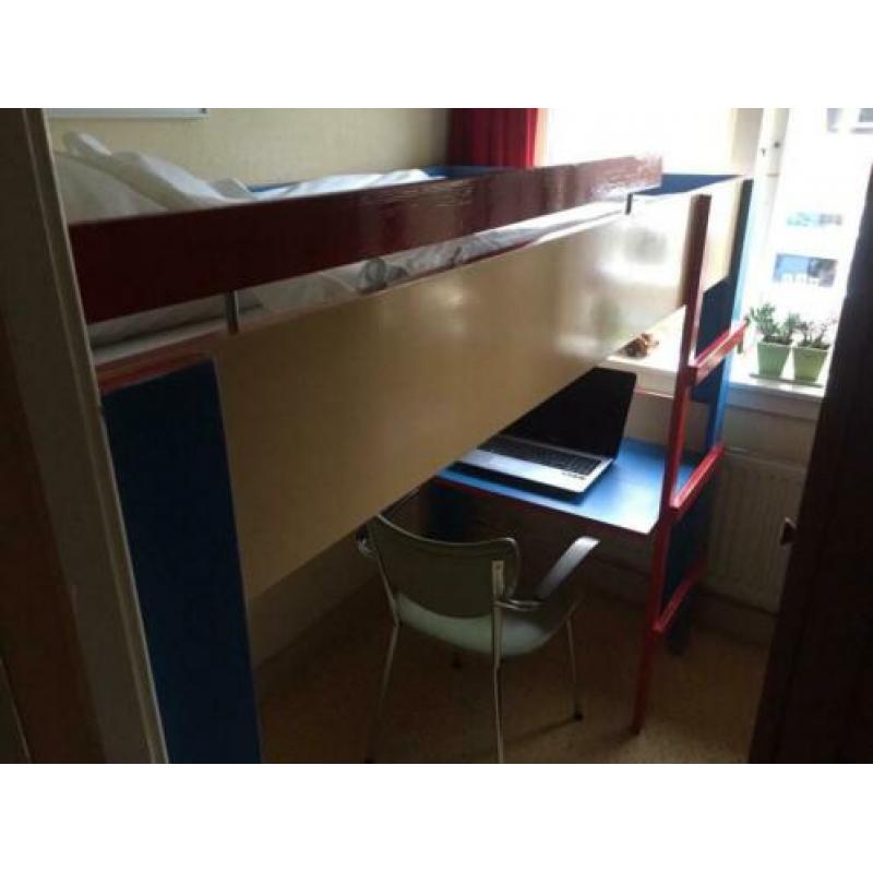 houten hoogslaper en bureau in 1
