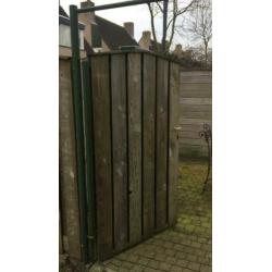 Geïmpregneerde tuinpoort en schuttingdelen met metalen palen