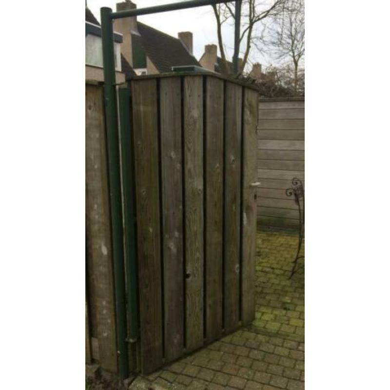 Geïmpregneerde tuinpoort en schuttingdelen met metalen palen