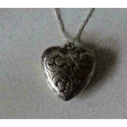 zilverkleurige ketting met bewerkt hart 40 mm