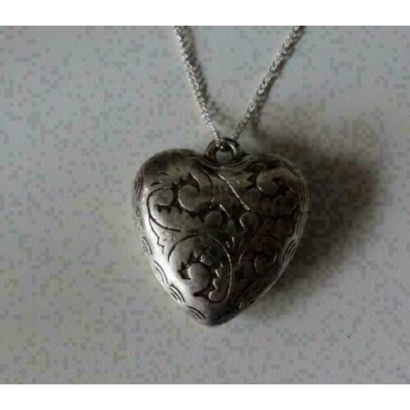 zilverkleurige ketting met bewerkt hart 40 mm