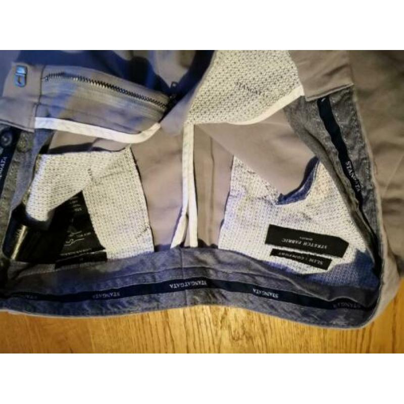 2 heren pantalons maat 46, nooit gedragen.