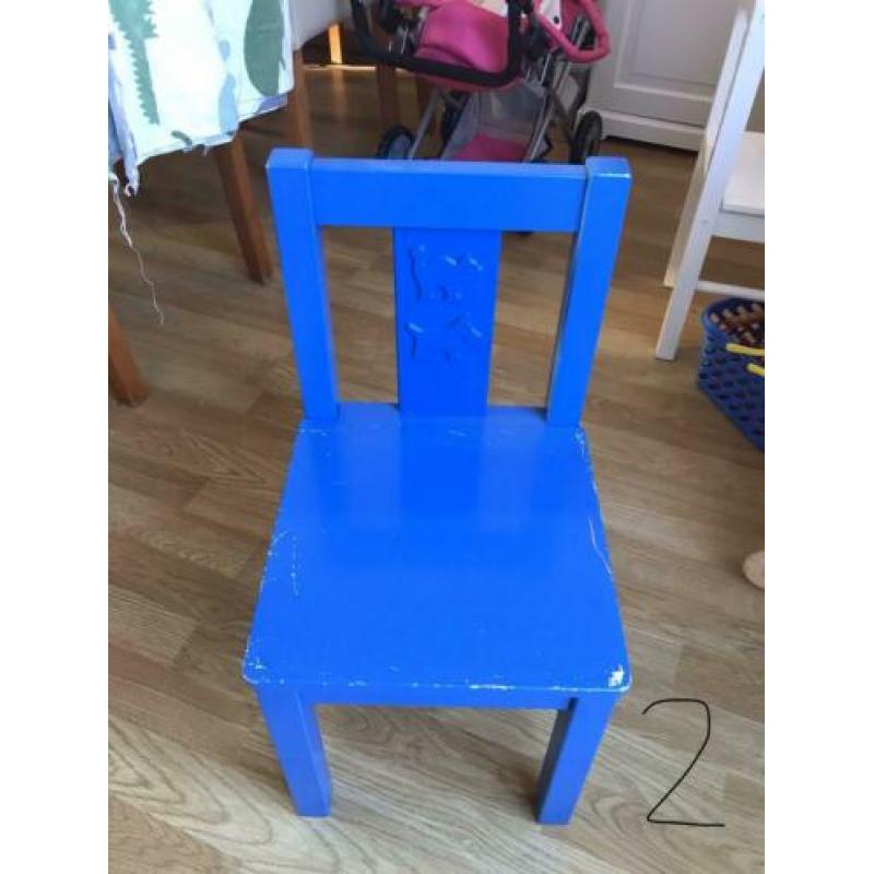 2 blauwe stoeltjes