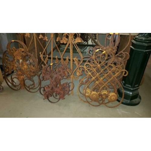 Diverse gietijzeren ornamenten