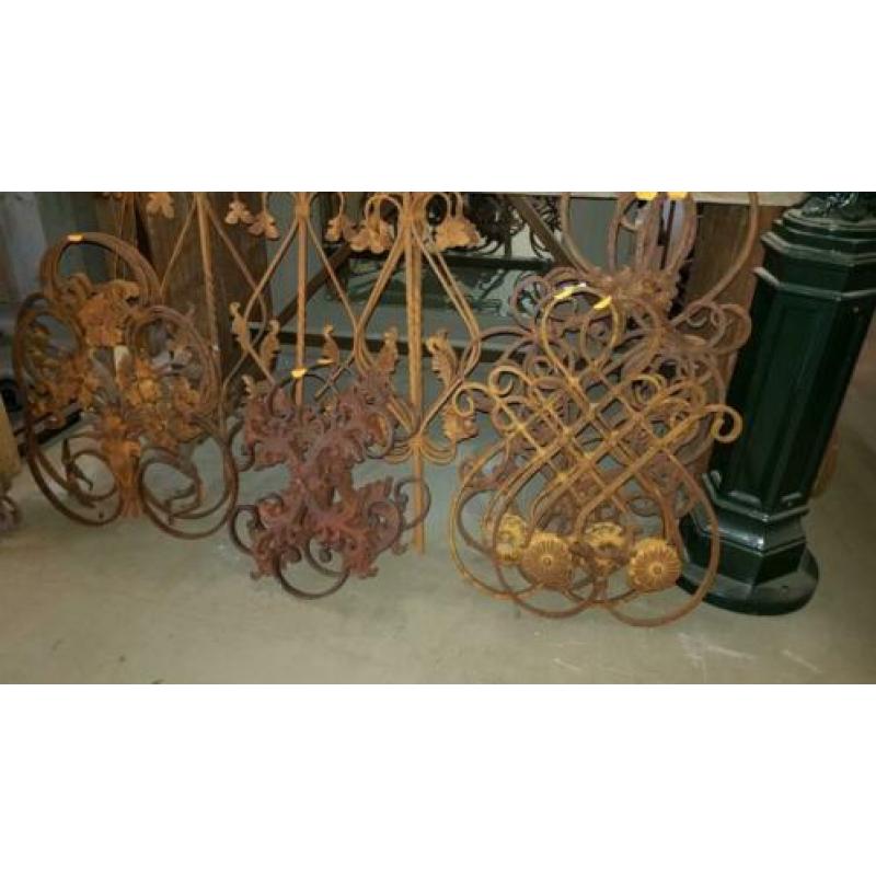Diverse gietijzeren ornamenten