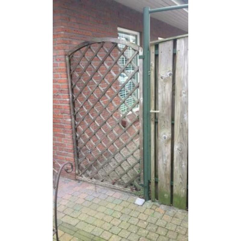 Geïmpregneerde tuinpoort en schuttingdelen met metalen palen