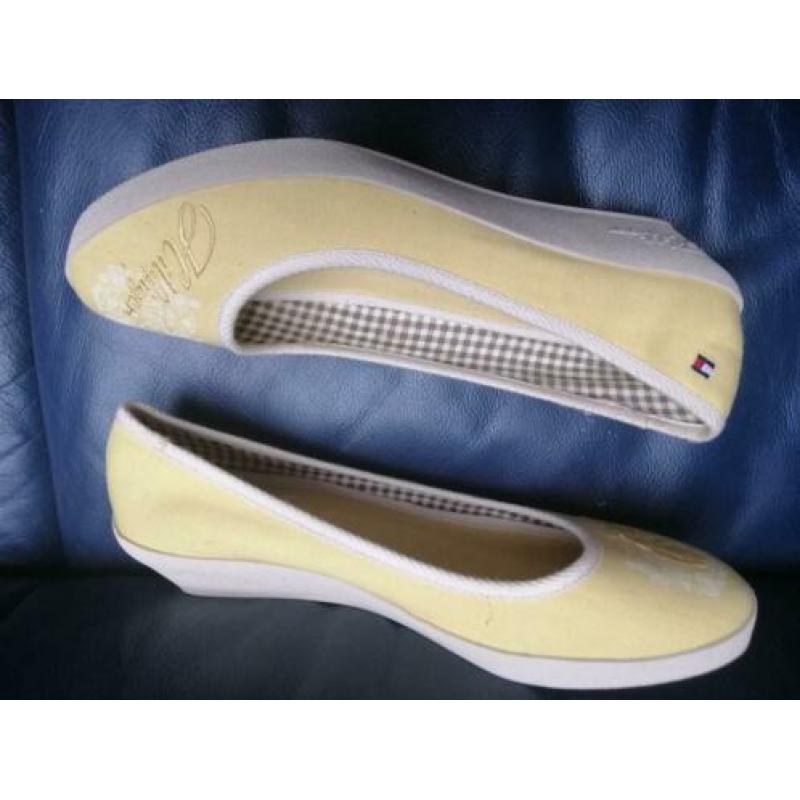 New Hilfiger Ladies 39 lemon pumps