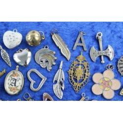 Partij vintage hangers en bedeltjes. Ketting.