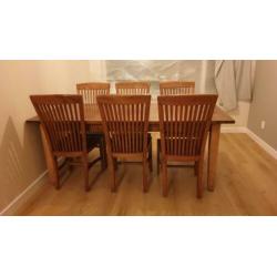 Teakhouten eettafel met 6 bijpassende stoelen