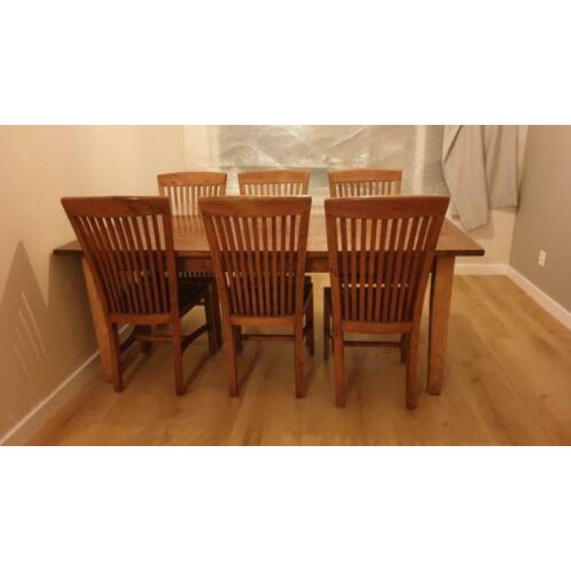 Teakhouten eettafel met 6 bijpassende stoelen