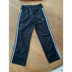 Adidas trainingspak in maat 140