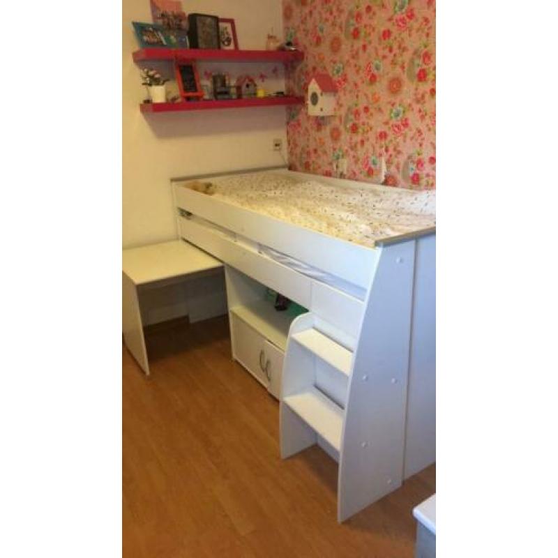 Half hoogslaper wit, met buro