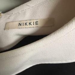 Zwart witte mouwloze top van NIKKIE maat 40