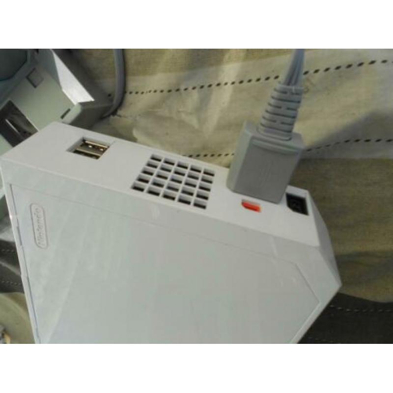 Gameconsole Wii met controller+lader, wifibalk, game sports.