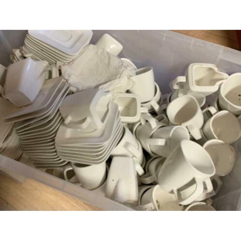 Roomwit servies (grote voorraad) voor huwelijk of partijen