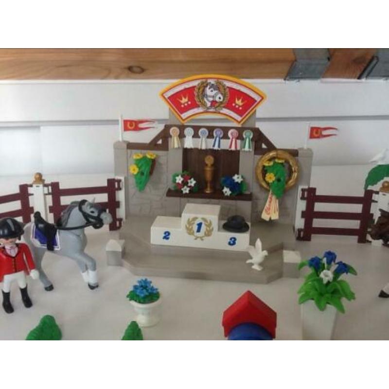Paarden jumping voor bij de manege van playmobil nr. 5224
