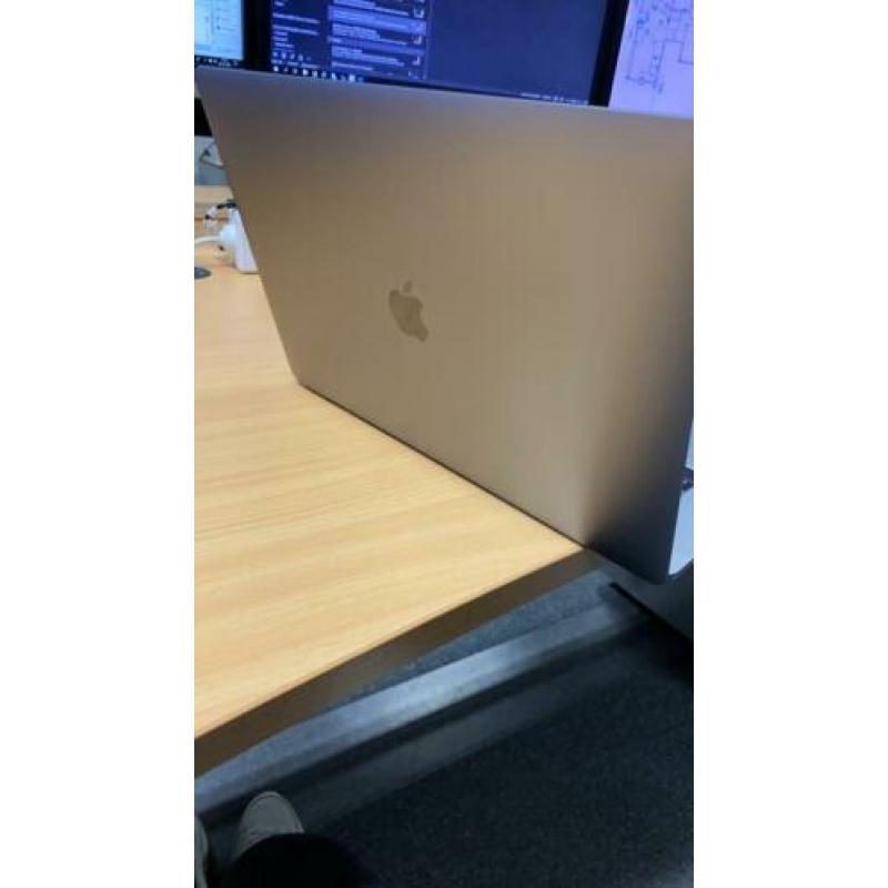 Macbook pro 15 / 2017 / 16GB / radeon 555 / I7 / touchbar