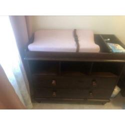Pottery Barn donkerbruin ledikant + commode