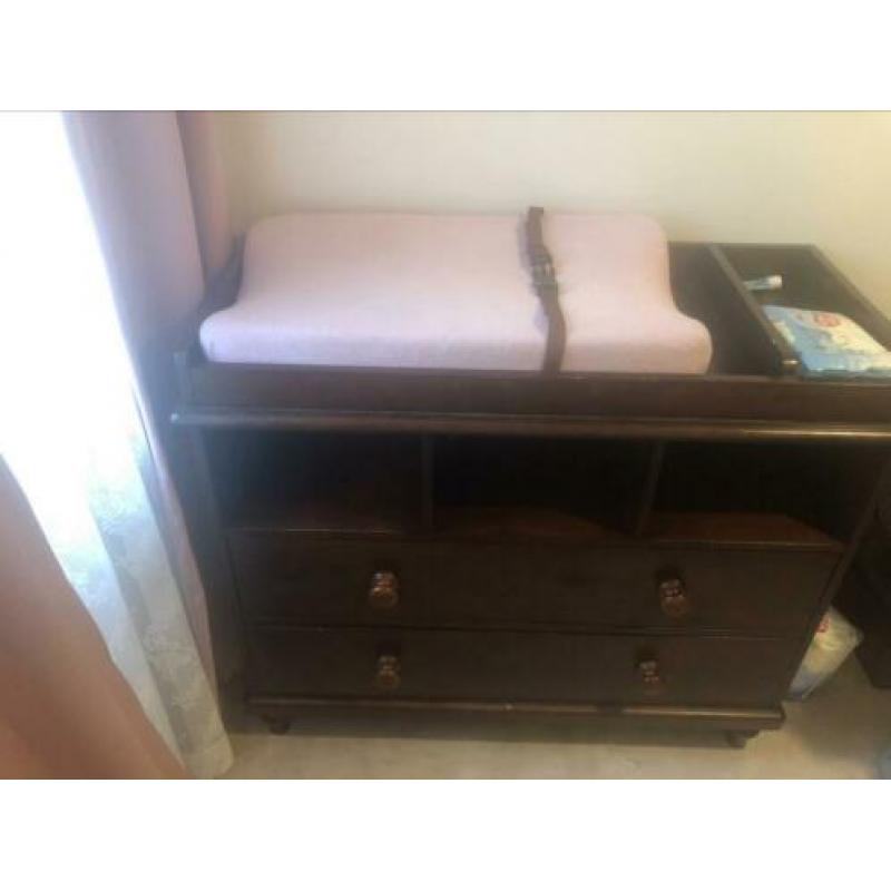 Pottery Barn donkerbruin ledikant + commode