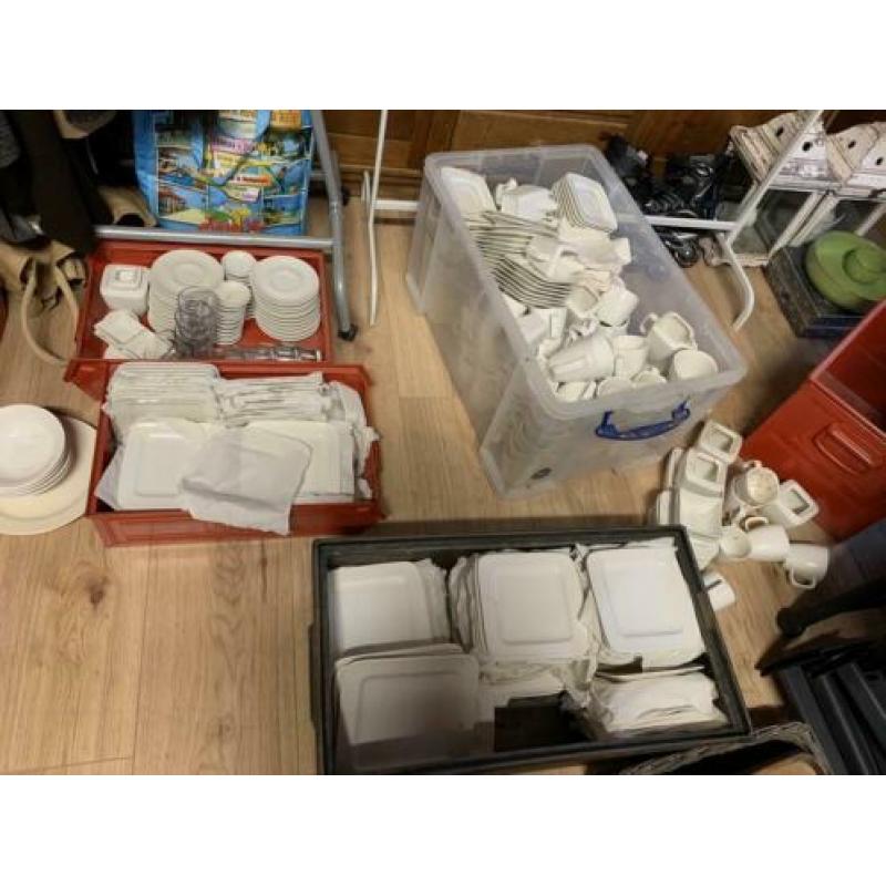Roomwit servies (grote voorraad) voor huwelijk of partijen