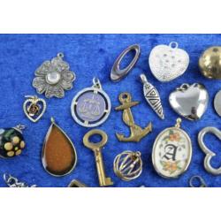 Partij vintage hangers en bedeltjes. Ketting.