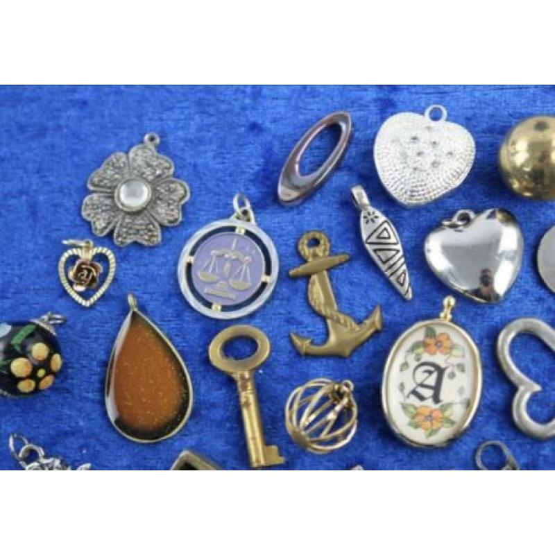 Partij vintage hangers en bedeltjes. Ketting.
