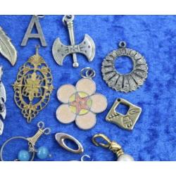 Partij vintage hangers en bedeltjes. Ketting.