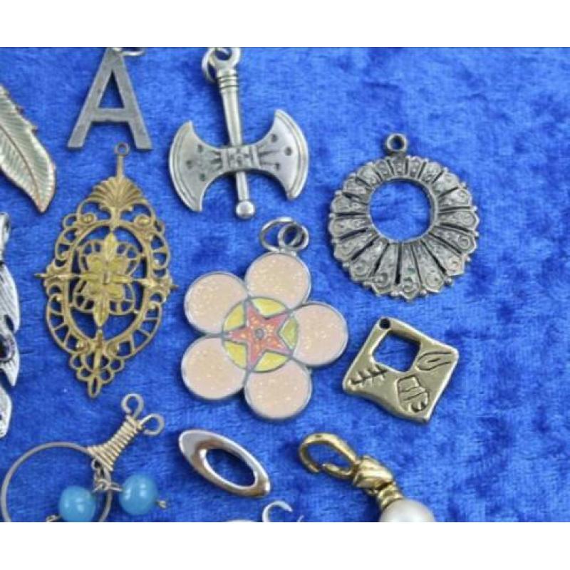 Partij vintage hangers en bedeltjes. Ketting.