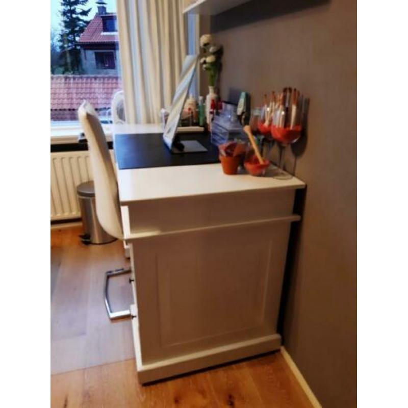 bureau wit
