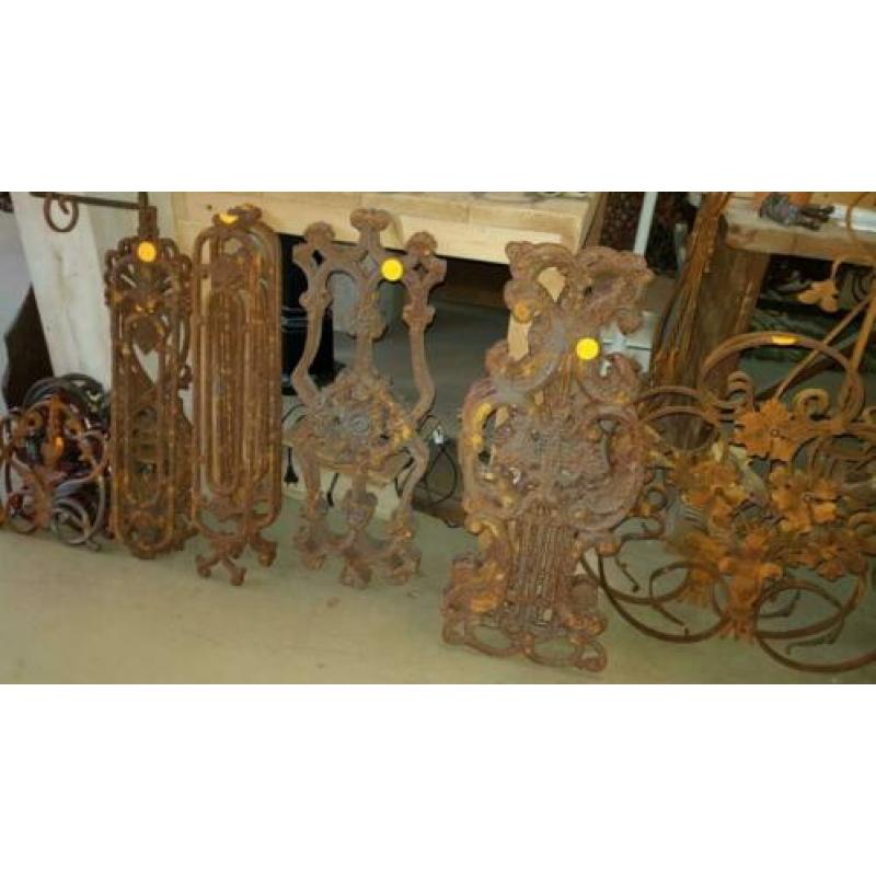Diverse gietijzeren ornamenten