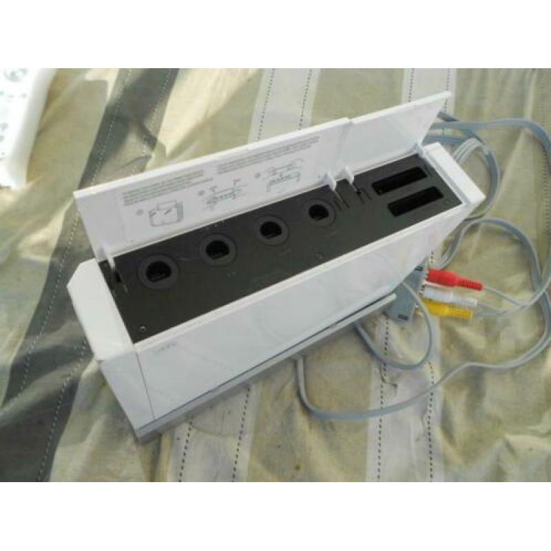 Gameconsole Wii met controller+lader, wifibalk, game sports.