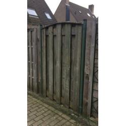 Geïmpregneerde tuinpoort en schuttingdelen met metalen palen