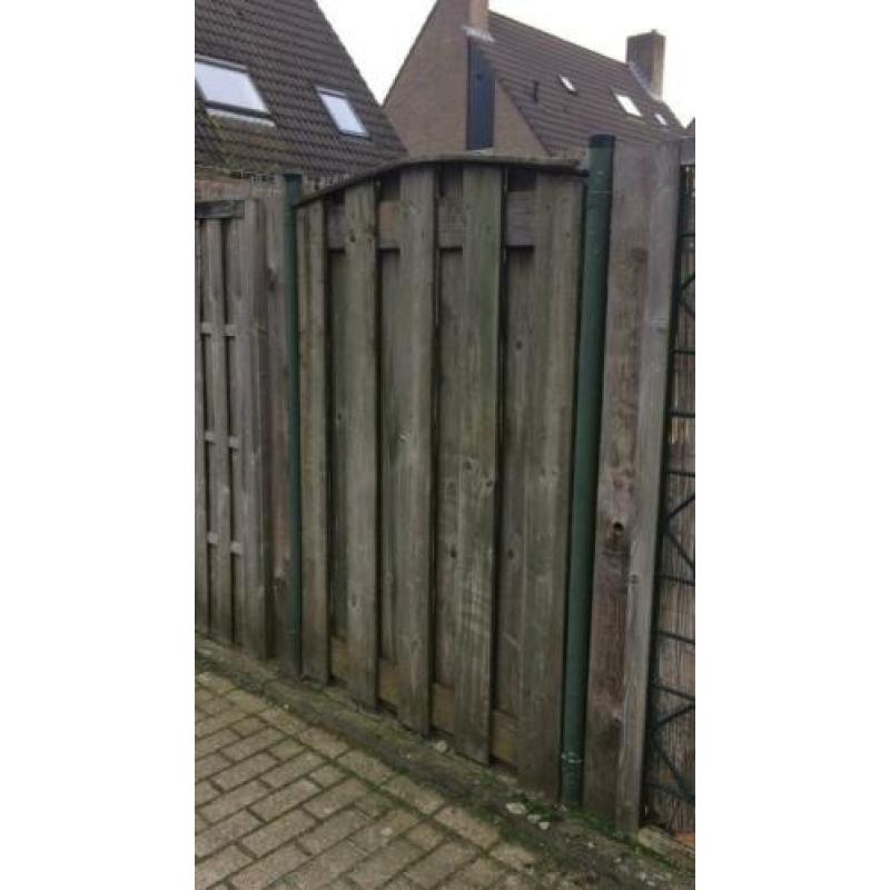 Geïmpregneerde tuinpoort en schuttingdelen met metalen palen