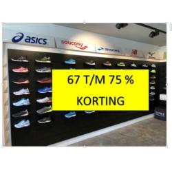 Sportschoenen nieuw 67 t/m 75 % korting .