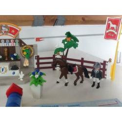 Paarden jumping voor bij de manege van playmobil nr. 5224