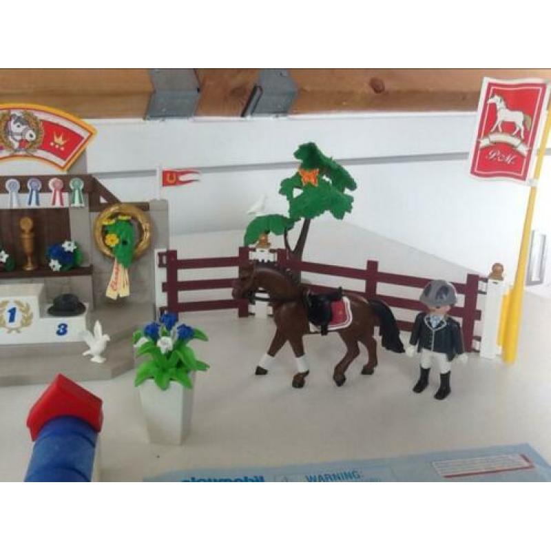 Paarden jumping voor bij de manege van playmobil nr. 5224