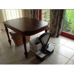 Mooie antieke France tafel met bolpoten