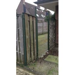 Geïmpregneerde tuinpoort en schuttingdelen met metalen palen