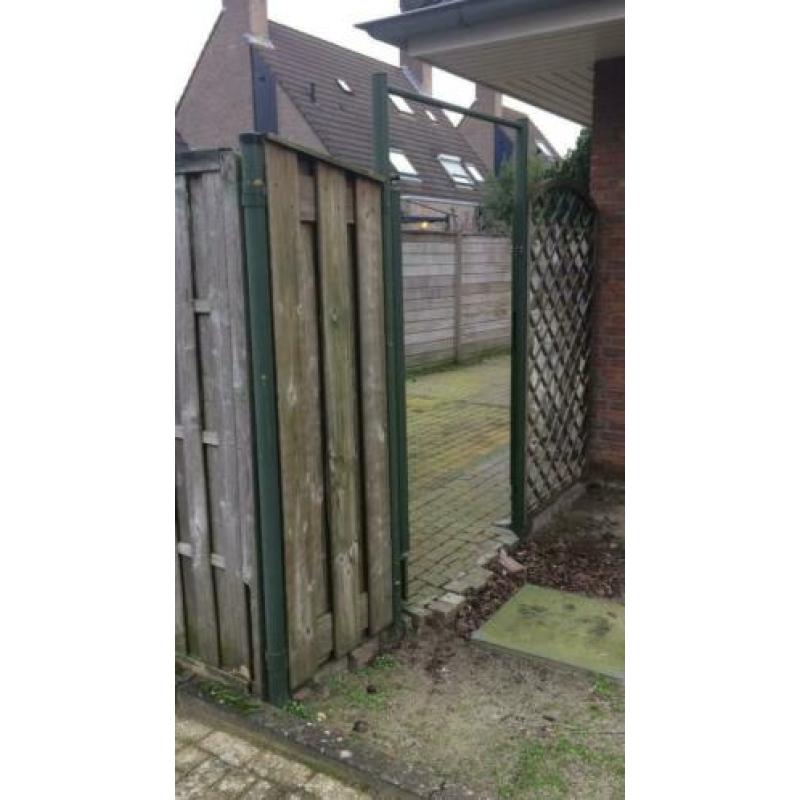 Geïmpregneerde tuinpoort en schuttingdelen met metalen palen