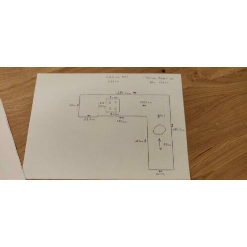Nette keuken met bijbehorende apparatuur