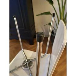 Zes nette witte houten eetkamerstoelen
